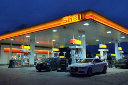 Čerpací stanice začala prodávat naftu na 29 Kč/litr. Řidiči ji rychle vzali útokem s auty plnými kanystrů