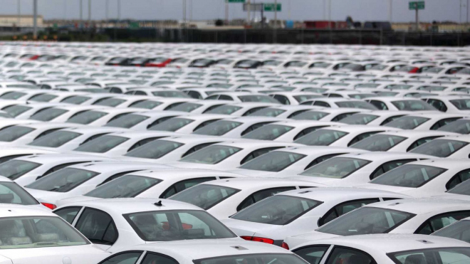 Klíčovou novinku VW dál trápí rozsáhlé problémy, desetitisíce aut skladuje, kde se dá